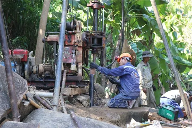 Bơm bê tông vào điểm sạt lở hầm đường sắt qua đèo Cả - Ảnh 1. Bơm bê tông vào điểm sạt lở hầm đường sắt qua đèo Cả - Ảnh 1.