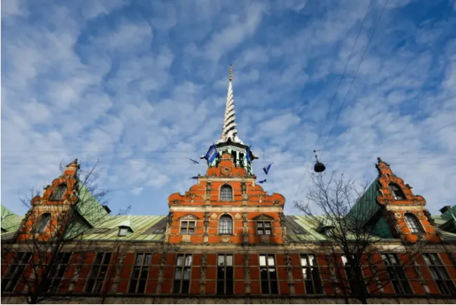 Hỏa hoạn bùng phát tại tòa nhà Sàn giao dịch 400 năm tuổi ở Copenhagen, Đan Mạch - Ảnh 1. Hỏa hoạn bùng phát tại tòa nhà Sàn giao dịch 400 năm tuổi ở Copenhagen, Đan Mạch - Ảnh 1.