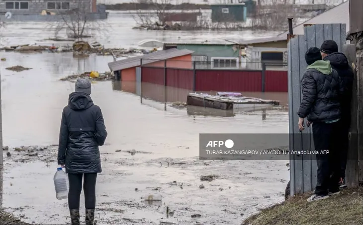Nga, Kazakhstan vật lộn với lũ lụt dọc sông Siberia - Ảnh 1. Nga, Kazakhstan vật lộn với lũ lụt dọc sông Siberia - Ảnh 1.