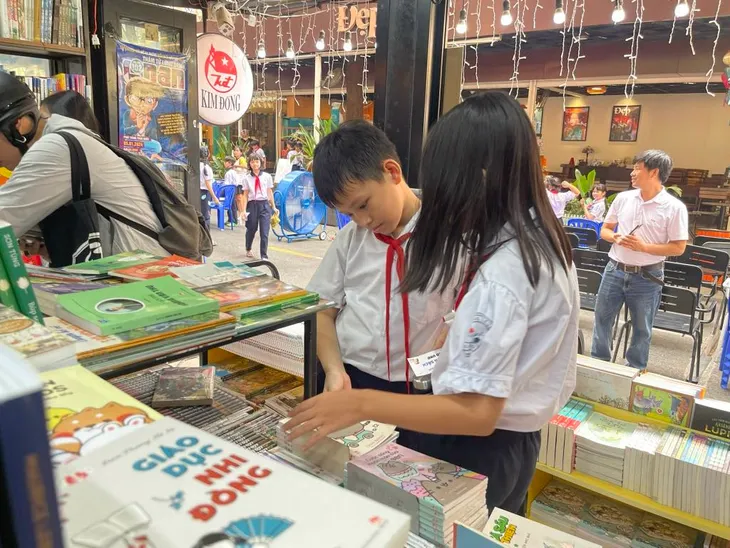 Triển khai khảo sát tỉ lệ đọc sách của người dân tại TP Hồ Chí Minh - Ảnh 1. Triển khai khảo sát tỉ lệ đọc sách của người dân tại TP Hồ Chí Minh - Ảnh 1.