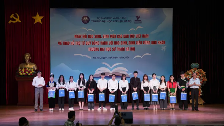   Hỗ trợ học trò vùng khó trong Ngày hội học sinh, sinh viên các dân tộc Việt Nam  - Ảnh 4.