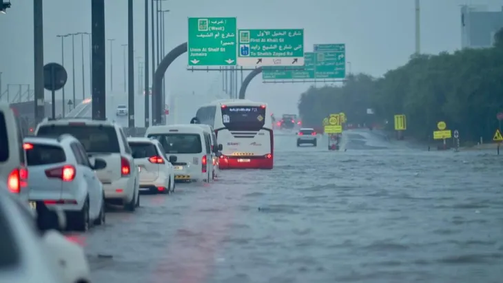 Mưa lũ bất thường gây thiệt hại tại UAE - Ảnh 1. Mưa lũ bất thường gây thiệt hại tại UAE - Ảnh 1.