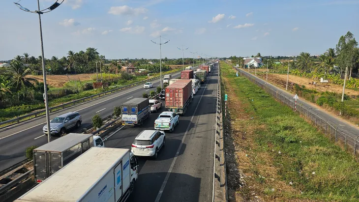 Xe khách bốc cháy ngùn ngụt, cao tốc TP Hồ Chí Minh - Trung Lương ùn tắc - Ảnh 1. Xe khách bốc cháy ngùn ngụt, cao tốc TP Hồ Chí Minh - Trung Lương ùn tắc - Ảnh 1.