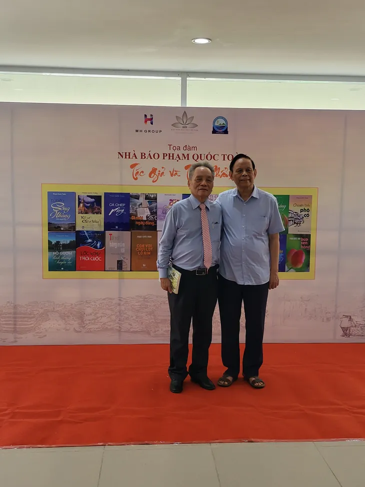 Mùa xuân đọc sách “Cõng bà đi mở đất - Ảnh 3. Mùa xuân đọc sách “Cõng bà đi mở đất - Ảnh 3.