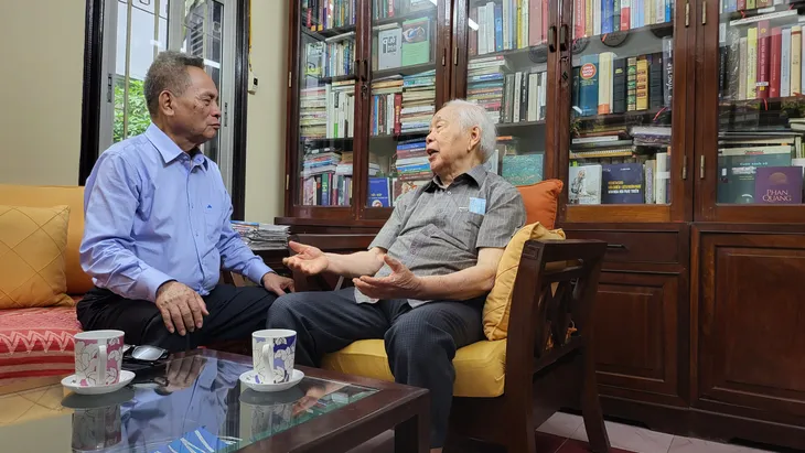 Mùa xuân đọc sách “Cõng bà đi mở đất - Ảnh 1. Mùa xuân đọc sách “Cõng bà đi mở đất - Ảnh 1.