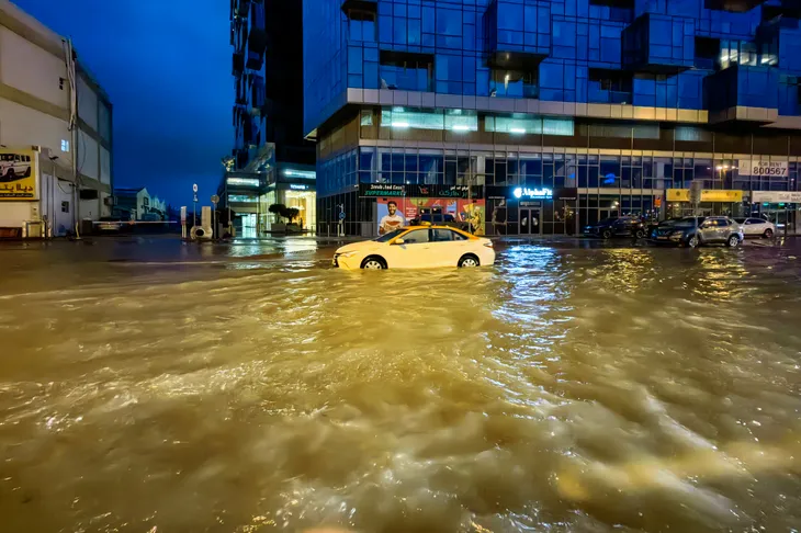 Mưa bão lịch sử làm tê liệt thành phố Dubai - Ảnh 3. Mưa bão lịch sử làm tê liệt thành phố Dubai - Ảnh 3.