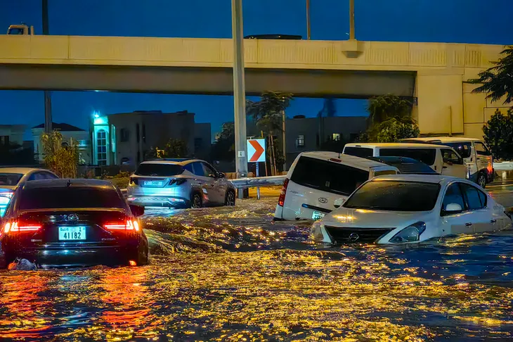 Mưa bão lịch sử làm tê liệt thành phố Dubai - Ảnh 1. Mưa bão lịch sử làm tê liệt thành phố Dubai - Ảnh 1.