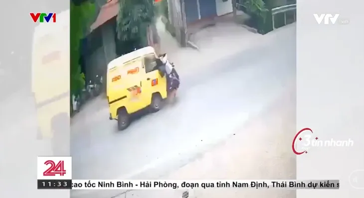Qua đường không quan sát, hai học sinh đi xe đạp điện bị ô tô hất văng - Ảnh 2. Qua đường không quan sát, hai học sinh đi xe đạp điện bị ô tô hất văng - Ảnh 2.