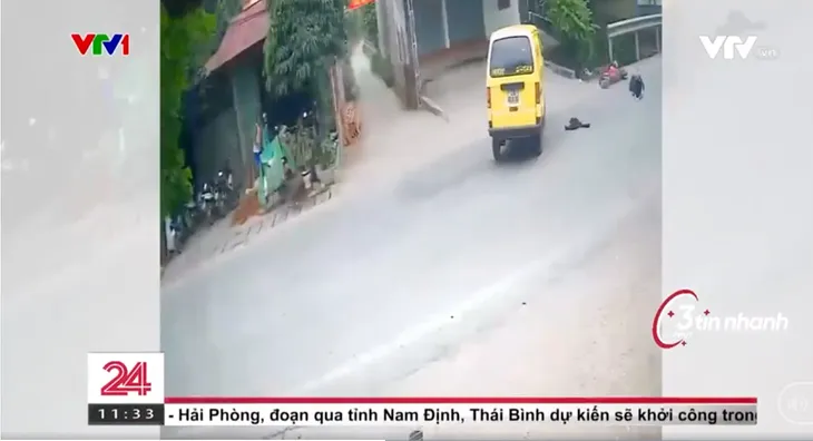 Qua đường không quan sát, hai học sinh đi xe đạp điện bị ô tô hất văng - Ảnh 3. Qua đường không quan sát, hai học sinh đi xe đạp điện bị ô tô hất văng - Ảnh 3.