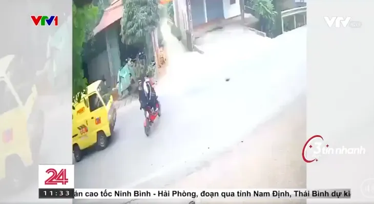 Qua đường không quan sát, hai học sinh đi xe đạp điện bị ô tô hất văng - Ảnh 1. Qua đường không quan sát, hai học sinh đi xe đạp điện bị ô tô hất văng - Ảnh 1.