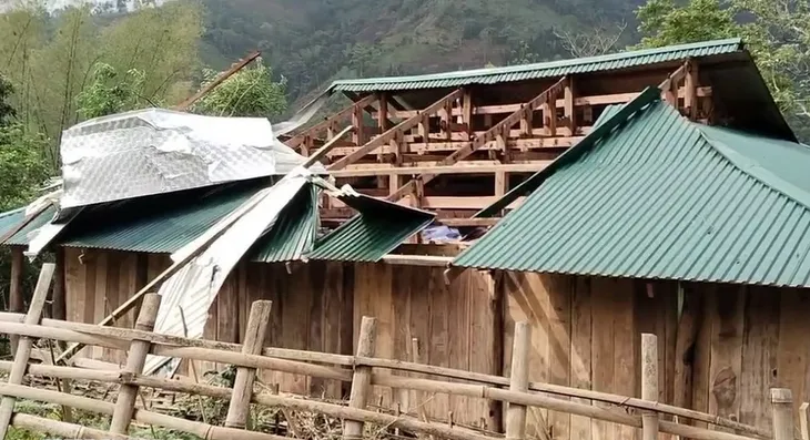 Dông lốc cuốn phăng hơn 800 mái nhà tại Cao Bằng - Ảnh 1. Dông lốc cuốn phăng hơn 800 mái nhà tại Cao Bằng - Ảnh 1.