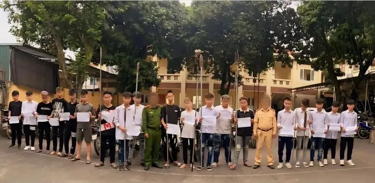 Nhóm học sinh đua xe máy, cầm dao phóng lợn gây náo loạn - Ảnh 1. Nhóm học sinh đua xe máy, cầm dao phóng lợn gây náo loạn - Ảnh 1.