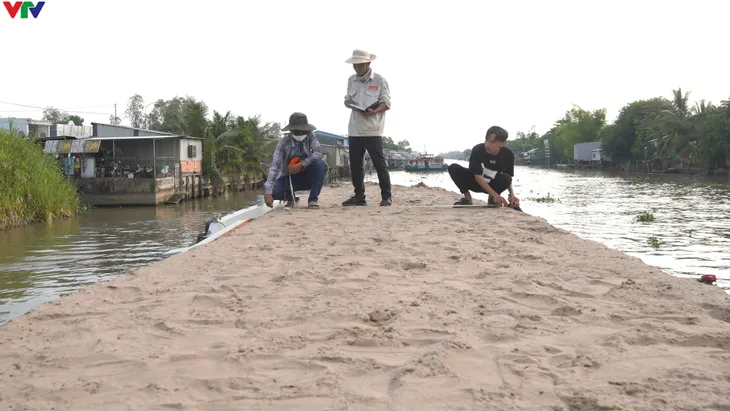 Cao tốc Châu Đốc - Cần Thơ - Sóc Trăng đã có những khối cát đầu tiên - Ảnh 1. Cao tốc Châu Đốc - Cần Thơ - Sóc Trăng đã có những khối cát đầu tiên - Ảnh 1.