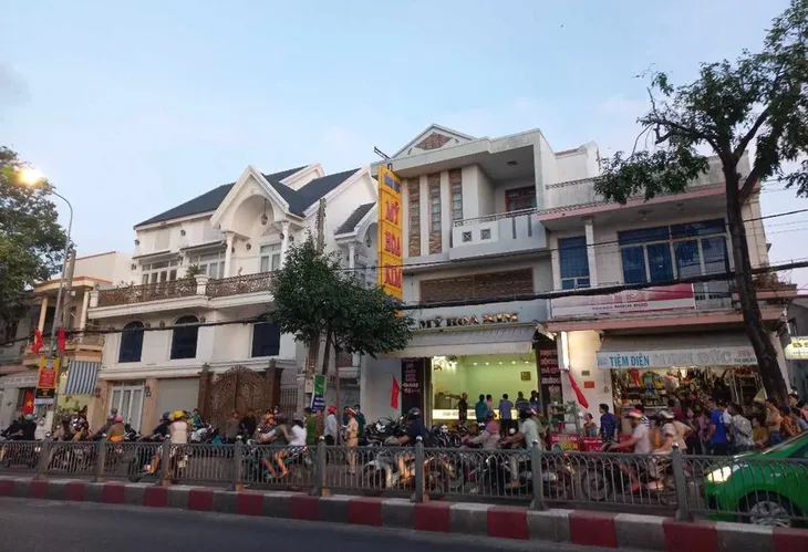 Bắt kẻ cướp tiệm vàng tại TP Phan Thiết sau 1 ngày gây án - Ảnh 3. Bắt kẻ cướp tiệm vàng tại TP Phan Thiết sau 1 ngày gây án - Ảnh 3.