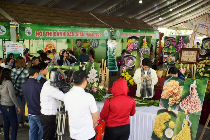 Váy bánh xèo 3.000 mét vải ở Lễ hội Bánh dân gian Nam Bộ - Ảnh 1. Váy bánh xèo 3.000 mét vải ở Lễ hội Bánh dân gian Nam Bộ - Ảnh 1.