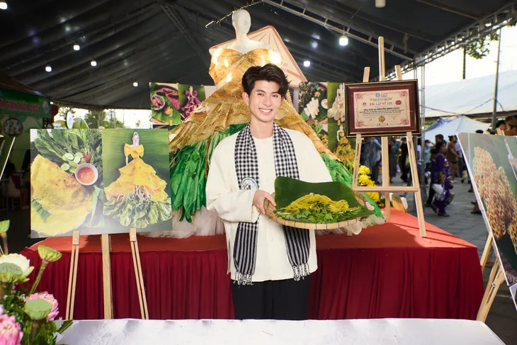 Váy bánh xèo 3.000 mét vải ở Lễ hội Bánh dân gian Nam Bộ - Ảnh 4. Váy bánh xèo 3.000 mét vải ở Lễ hội Bánh dân gian Nam Bộ - Ảnh 4.