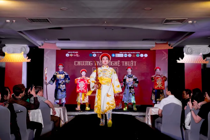 Gìn giữ văn hoá qua trang phục truyền thống Việt Nam - Ảnh 1. Gìn giữ văn hoá qua trang phục truyền thống Việt Nam - Ảnh 1.