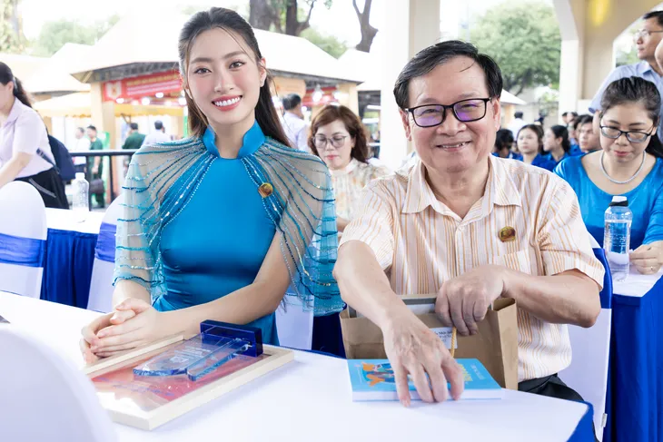 Lương Thùy Linh trở thành Đại sứ văn hóa đọc TP Hồ Chí Minh - Ảnh 2. Lương Thùy Linh trở thành Đại sứ văn hóa đọc TP Hồ Chí Minh - Ảnh 2.