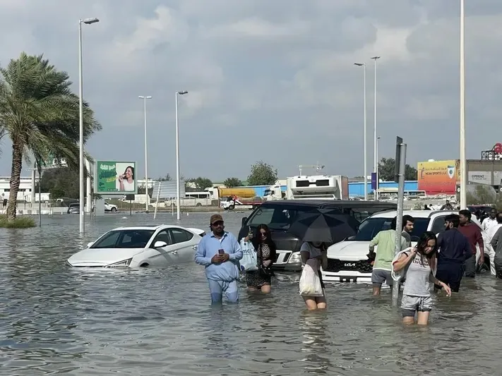 Mưa nhân tạo liệu có phải là “thủ phạm” gây lũ lụt tại UAE? - Ảnh 1. Mưa nhân tạo liệu có phải là “thủ phạm” gây lũ lụt tại UAE? - Ảnh 1.