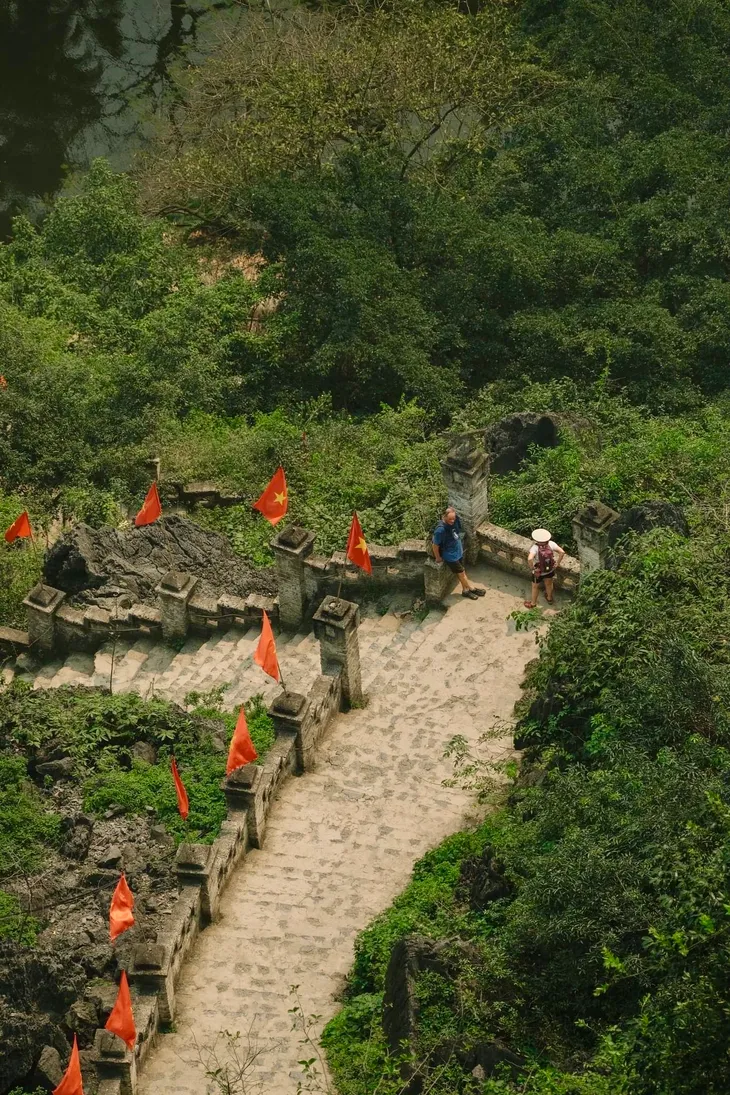 Du lịch gần lên ngôi, Hang Múa trở thành địa điểm hút khách du lịch dịp 30/4-1/5 - Ảnh 2. Du lịch gần lên ngôi, Hang Múa trở thành địa điểm hút khách du lịch dịp 30/4-1/5 - Ảnh 2.