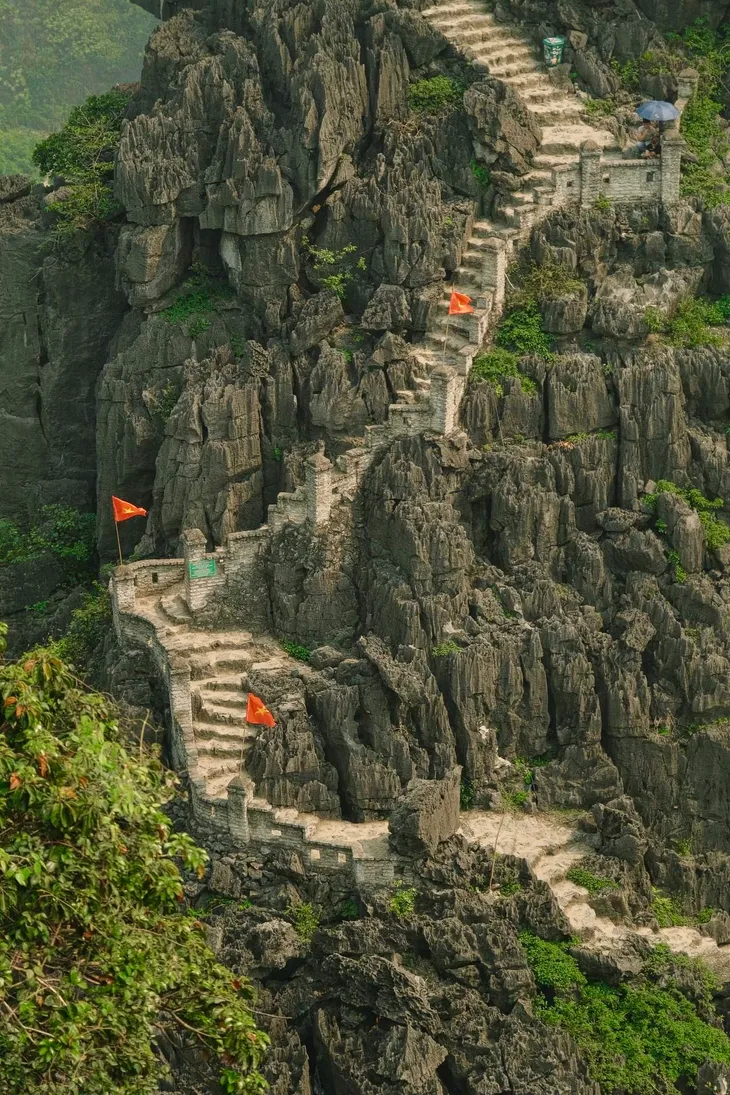 Du lịch gần lên ngôi, Hang Múa trở thành địa điểm hút khách du lịch dịp 30/4-1/5 - Ảnh 3. Du lịch gần lên ngôi, Hang Múa trở thành địa điểm hút khách du lịch dịp 30/4-1/5 - Ảnh 3.