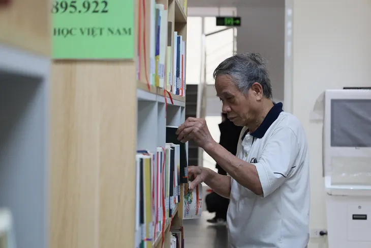 Thư viện Hà Nội: Không gian hiện đại thu hút bạn đọc - Ảnh 5. Thư viện Hà Nội: Không gian hiện đại thu hút bạn đọc - Ảnh 5.