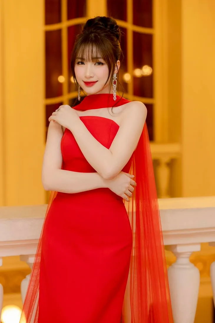 Sao Việt ngày 2/4: Hòa Minzy và Double2T quyên góp mang điện về vùng cao - Ảnh 1. Sao Việt ngày 2/4: Hòa Minzy và Double2T quyên góp mang điện về vùng cao - Ảnh 1.