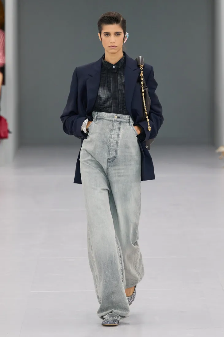 Xu hướng Denim màu xám thịnh hành Xuân Hè 2024 - Ảnh 2. Xu hướng Denim màu xám thịnh hành Xuân Hè 2024 - Ảnh 2.