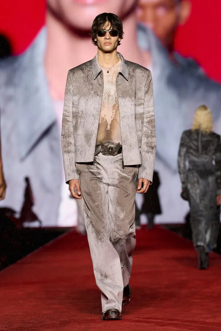 Xu hướng Denim màu xám thịnh hành Xuân Hè 2024 - Ảnh 6. Xu hướng Denim màu xám thịnh hành Xuân Hè 2024 - Ảnh 6.