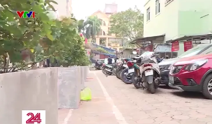 Cư dân treo băng rôn phản đối đặt bồn hoa, ghế đá làm đẹp cảnh quan - Ảnh 1. Cư dân treo băng rôn phản đối đặt bồn hoa, ghế đá làm đẹp cảnh quan - Ảnh 1.