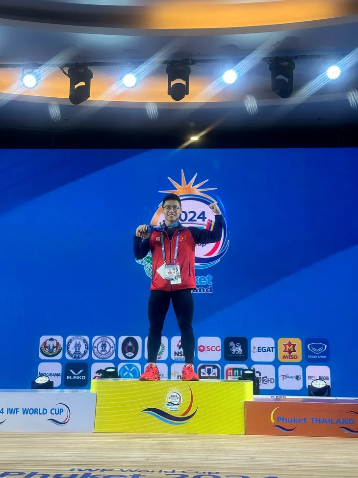 Lực sĩ Trịnh Văn Vinh giành vé thứ 6 dự Olympic Paris 2024 - Ảnh 1. Lực sĩ Trịnh Văn Vinh giành vé thứ 6 dự Olympic Paris 2024 - Ảnh 1.