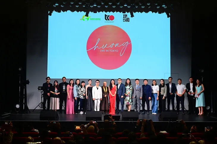Văn Mai Hương bật khóc khi hát Một ngàn nỗi đau trong mini concert tại Tokyo - Ảnh 3. Văn Mai Hương bật khóc khi hát Một ngàn nỗi đau trong mini concert tại Tokyo - Ảnh 3.