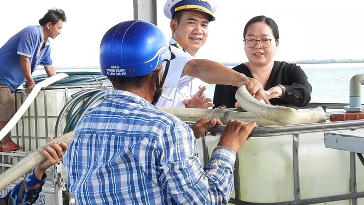 Hải quân tăng cường tàu cung cấp nước ngọt cho nhân dân các tỉnh miền Tây - Ảnh 2. Hải quân tăng cường tàu cung cấp nước ngọt cho nhân dân các tỉnh miền Tây - Ảnh 2.