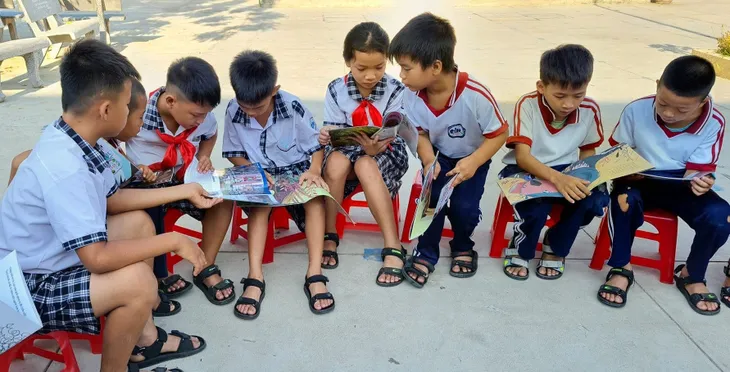 Ngày sách và văn hóa đọc tại các trường học - Ảnh 4. Ngày sách và văn hóa đọc tại các trường học - Ảnh 4.