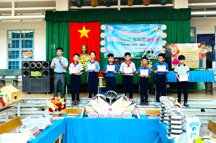 Ngày sách và văn hóa đọc tại các trường học - Ảnh 3. Ngày sách và văn hóa đọc tại các trường học - Ảnh 3.