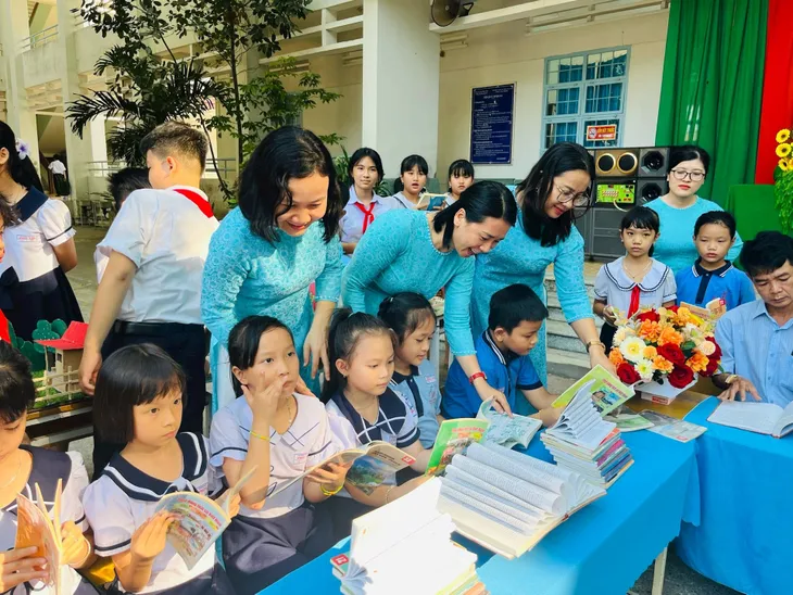 Ngày sách và văn hóa đọc tại các trường học - Ảnh 2. Ngày sách và văn hóa đọc tại các trường học - Ảnh 2.