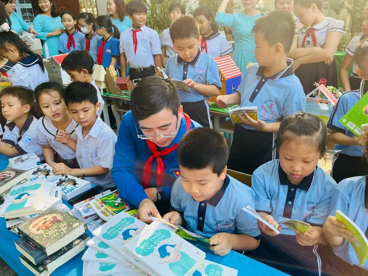 Ngày sách và văn hóa đọc tại các trường học - Ảnh 1. Ngày sách và văn hóa đọc tại các trường học - Ảnh 1.