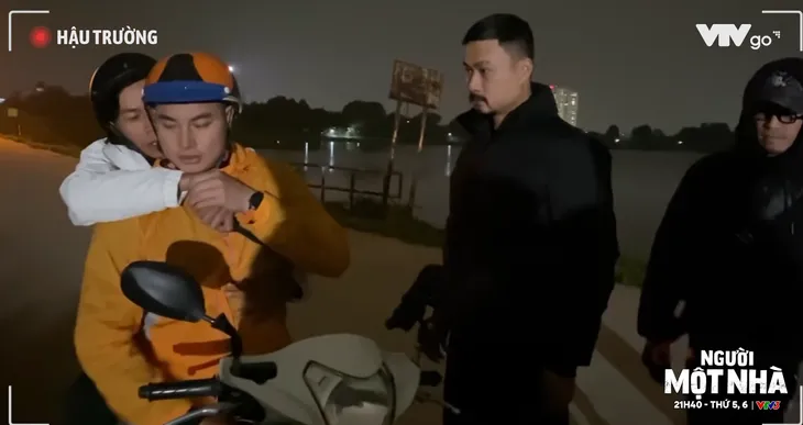 Người một nhà: Lộ diện diễn viên đóng thế của Duy Hưng trong cảnh cướp xe - Ảnh 1. Người một nhà: Lộ diện diễn viên đóng thế của Duy Hưng trong cảnh cướp xe - Ảnh 1.