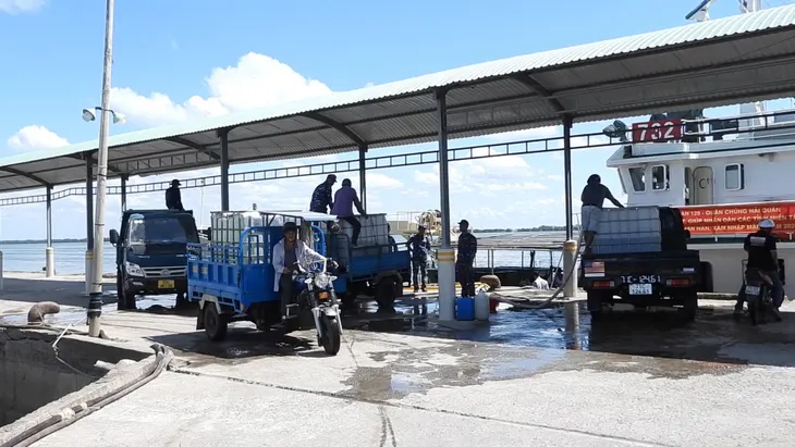 Hải quân tăng cường tàu cung cấp nước ngọt cho nhân dân các tỉnh miền Tây - Ảnh 1. Hải quân tăng cường tàu cung cấp nước ngọt cho nhân dân các tỉnh miền Tây - Ảnh 1.