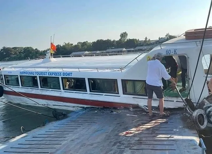 Va chạm giữa phà và tàu chờ khách du lịch trên sông Tiền làm 3 người bị thương - Ảnh 1. Va chạm giữa phà và tàu chờ khách du lịch trên sông Tiền làm 3 người bị thương - Ảnh 1.