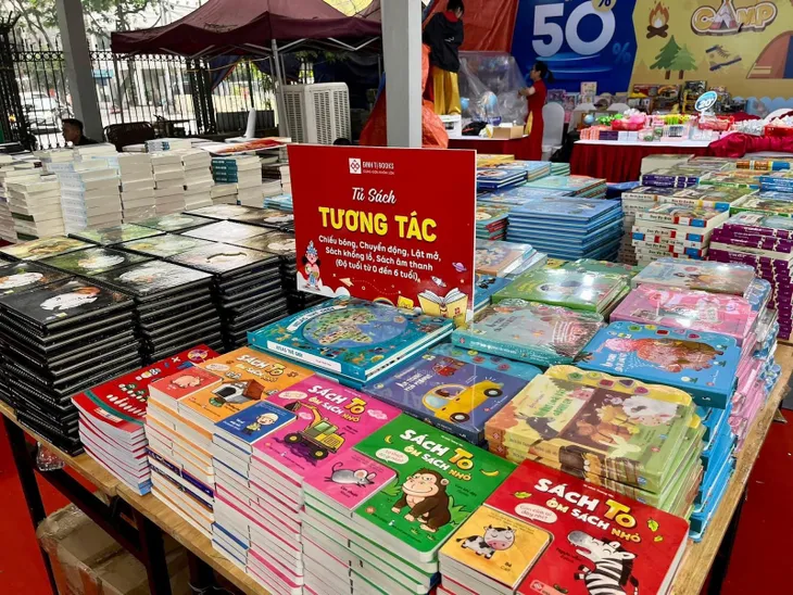 Hội sách hưởng ứng Ngày Sách và Văn hóa đọc: Lan tỏa tình yêu sách tới công chúng - Ảnh 4. Hội sách hưởng ứng Ngày Sách và Văn hóa đọc: Lan tỏa tình yêu sách tới công chúng - Ảnh 4.