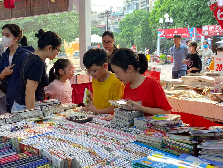 Hội sách hưởng ứng Ngày Sách và Văn hóa đọc: Lan tỏa tình yêu sách tới công chúng - Ảnh 3. Hội sách hưởng ứng Ngày Sách và Văn hóa đọc: Lan tỏa tình yêu sách tới công chúng - Ảnh 3.
