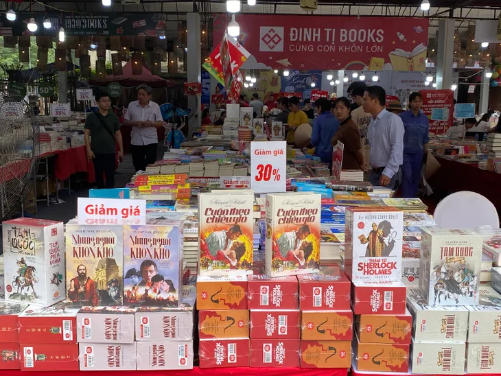 Hội sách hưởng ứng Ngày Sách và Văn hóa đọc: Lan tỏa tình yêu sách tới công chúng - Ảnh 2. Hội sách hưởng ứng Ngày Sách và Văn hóa đọc: Lan tỏa tình yêu sách tới công chúng - Ảnh 2.