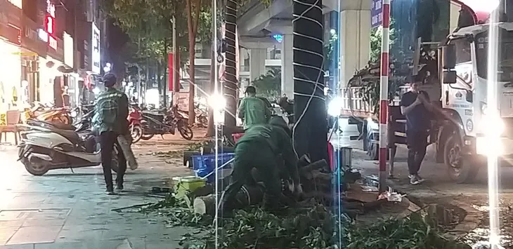 Hà Nội cắt dọn cây đổ trong đêm - Ảnh 3. Hà Nội cắt dọn cây đổ trong đêm - Ảnh 3.