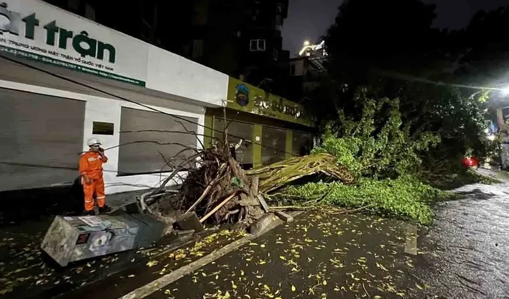 Mưa dông, gió lốc làm nhiều cây xanh bật gốc, hàng trăm nhà bị tốc mái - Ảnh 1. Mưa dông, gió lốc làm nhiều cây xanh bật gốc, hàng trăm nhà bị tốc mái - Ảnh 1.