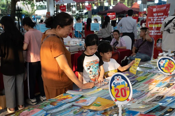 Hội sách thu hút nhiều độc giả những ngày cuối tuần - Ảnh 2.