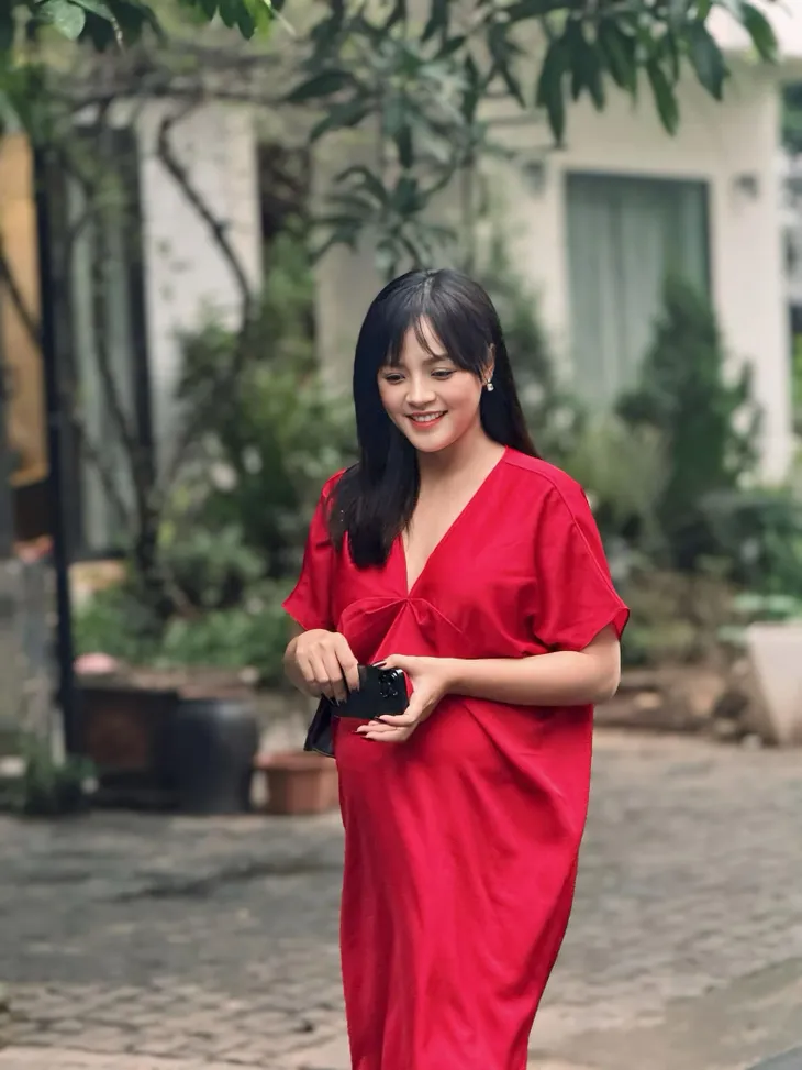 Thu Quỳnh khoe sắc rạng rỡ ở tháng cuối thai kỳ - Ảnh 1. Thu Quỳnh khoe sắc rạng rỡ ở tháng cuối thai kỳ - Ảnh 1.