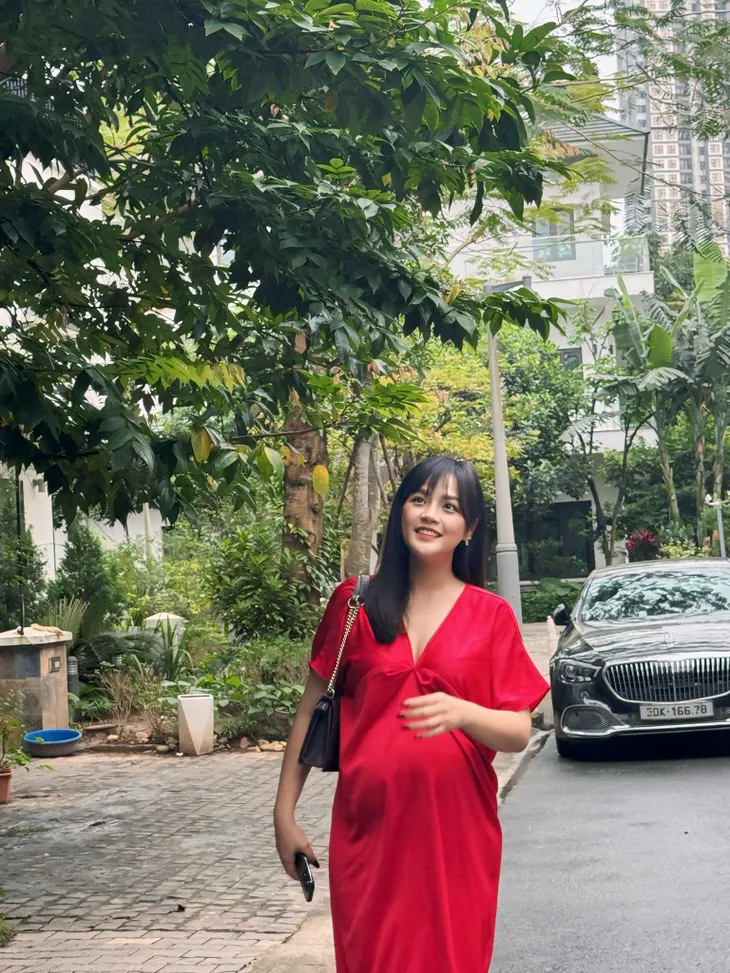 Thu Quỳnh khoe sắc rạng rỡ ở tháng cuối thai kỳ - Ảnh 4. Thu Quỳnh khoe sắc rạng rỡ ở tháng cuối thai kỳ - Ảnh 4.