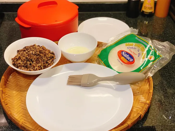 Theo trend làm bánh cuốn siêu tốc, bằng vỏ bánh tráng - Ảnh 1. Theo trend làm bánh cuốn siêu tốc, bằng vỏ bánh tráng - Ảnh 1.