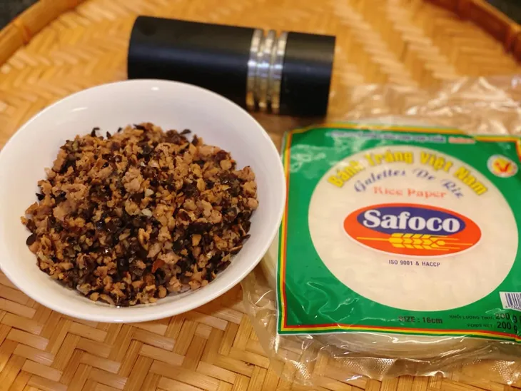 Theo trend làm bánh cuốn siêu tốc, bằng vỏ bánh tráng - Ảnh 2. Theo trend làm bánh cuốn siêu tốc, bằng vỏ bánh tráng - Ảnh 2.